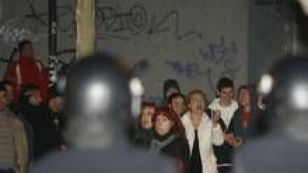 Los actores Alicia Hermida y Jaime Losada portan pancartas durante la manifestacióne