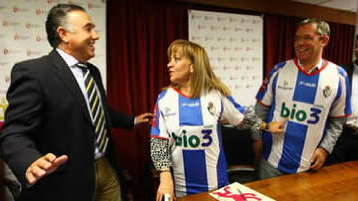 La presidenta de la Diputación y el responsable de Deportes también se vistieron de blanquiazul