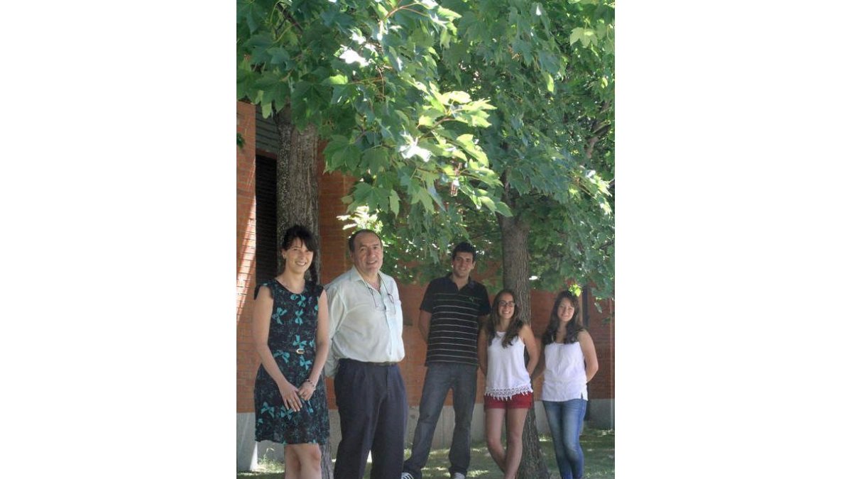 Arsenio Fernández con parte del equipo de Ibiomed en la Facultad de Biología de la ULE