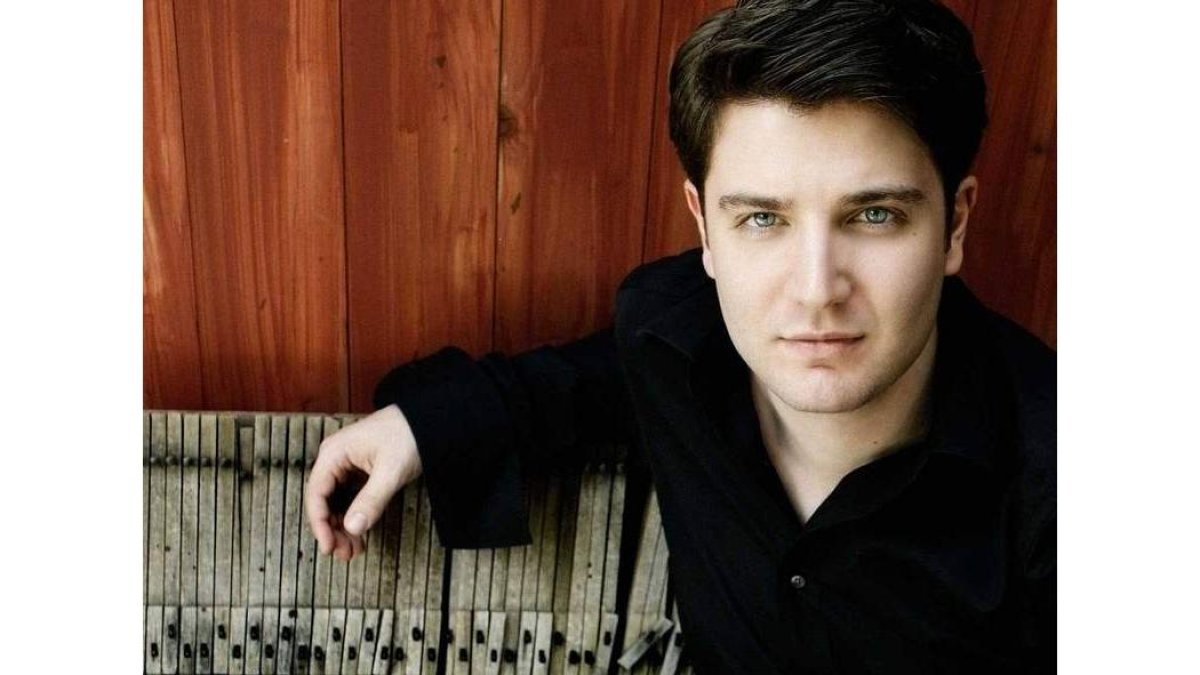 El pianista italiano Alessio Bax, que esta noche acompaña a la Sinfónica de Castilla y León.