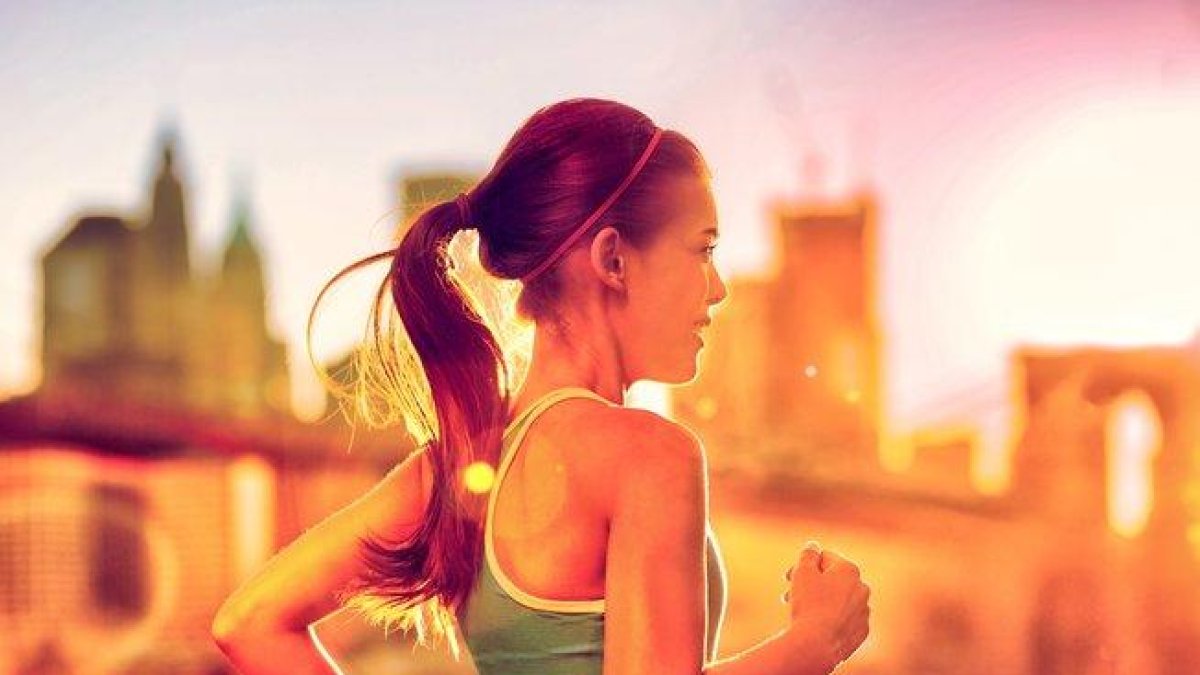 Una chica practicando running.