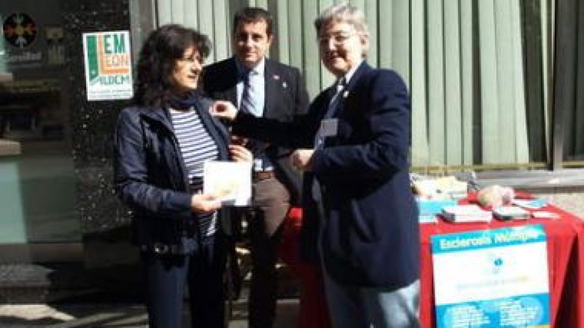 Teresa Gutiérrez e Ibán García del Blanco, junto a los representantes de Aldem.