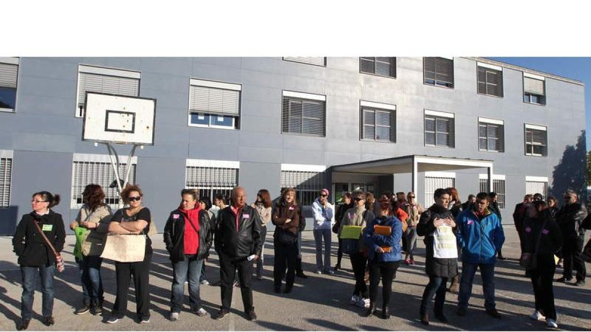 Algunos de los padres que participaron en la protesta ayer por la mañana en el colegio Ponferrada XII.
