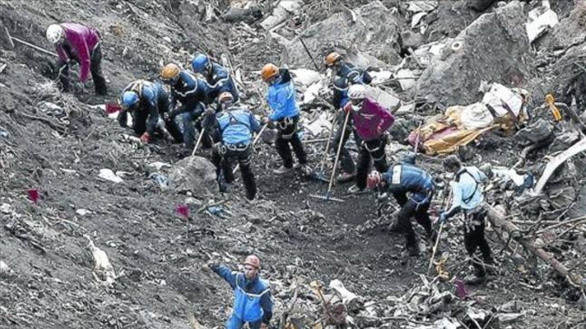 Un equipo de rescate en la zona de los Alpes en que cayó el avión de Germanwings.