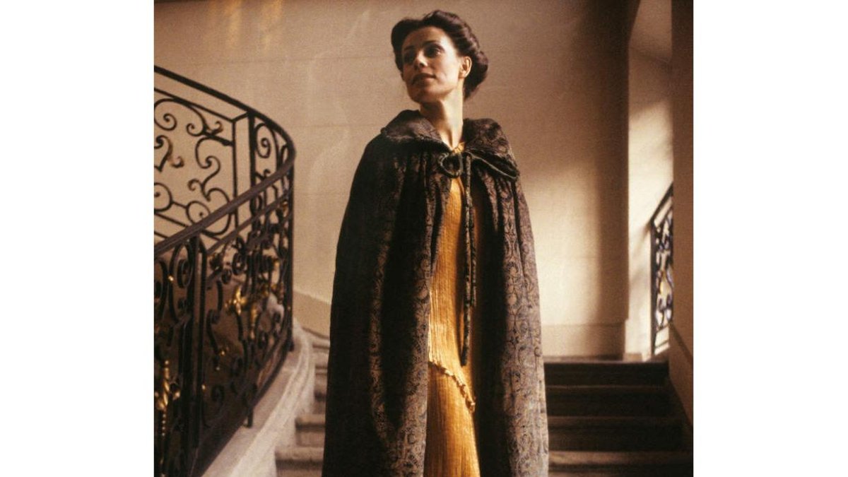 La soprano Colette Alliot-Lugaz, con vestido Delphos y una capa de Fortuny
