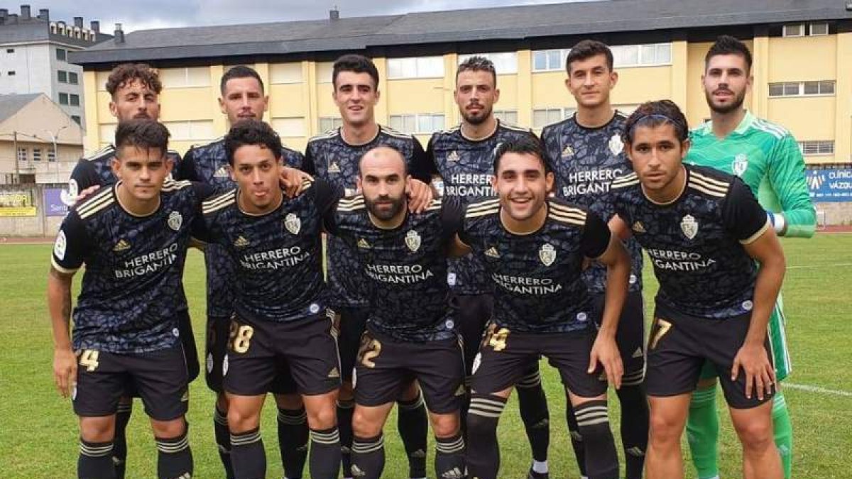 Formación inicial que presentó la Deportiva en la tarde de ayer ante el Centro de Deportes Barco. FROC