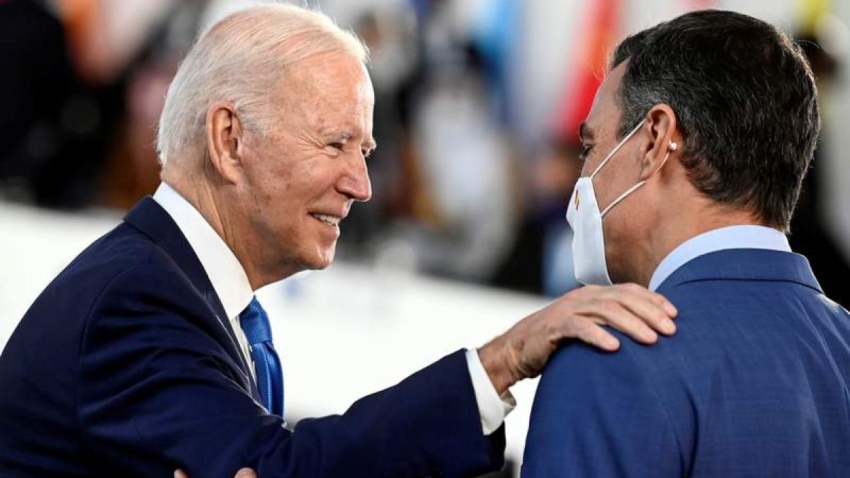 Biden saluda a Pedro Sánchez ayer, en la reunión de líderes del G-20 que se celebra en Roma. RICCARDO ANTIMIANI