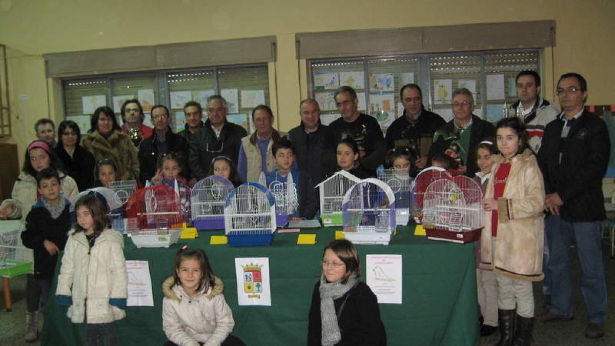 Los ganadores del concurso de canto y del certamen escolar posan con los canarios.