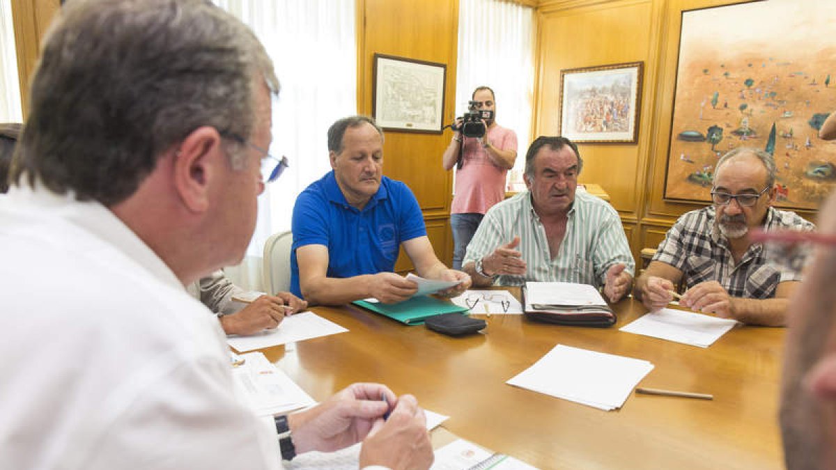 Los pedáneos Alonso, Gil y Sánchez, frente al alcalde durante la reunión en el Ayuntamiento. FERNANDO OTERO