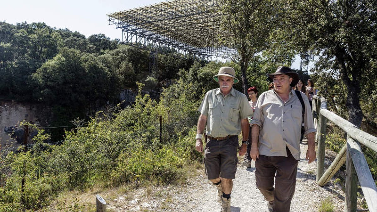 Eudald Carbonell y Miguel Ángel Pinto, tras la presentación de la ruta botánica en la Sierra de Atapuerca. SANTI OTERO