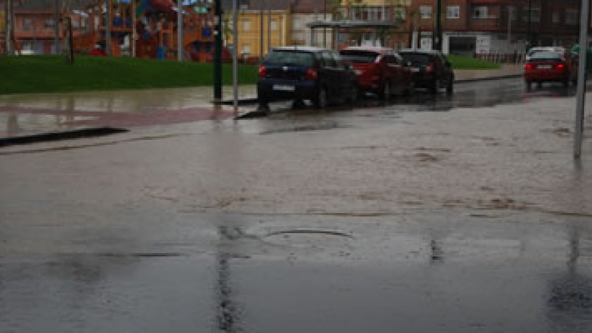 La tromba de agua del pasado jueves embalsó en las calles del entorno del parque de la Era.