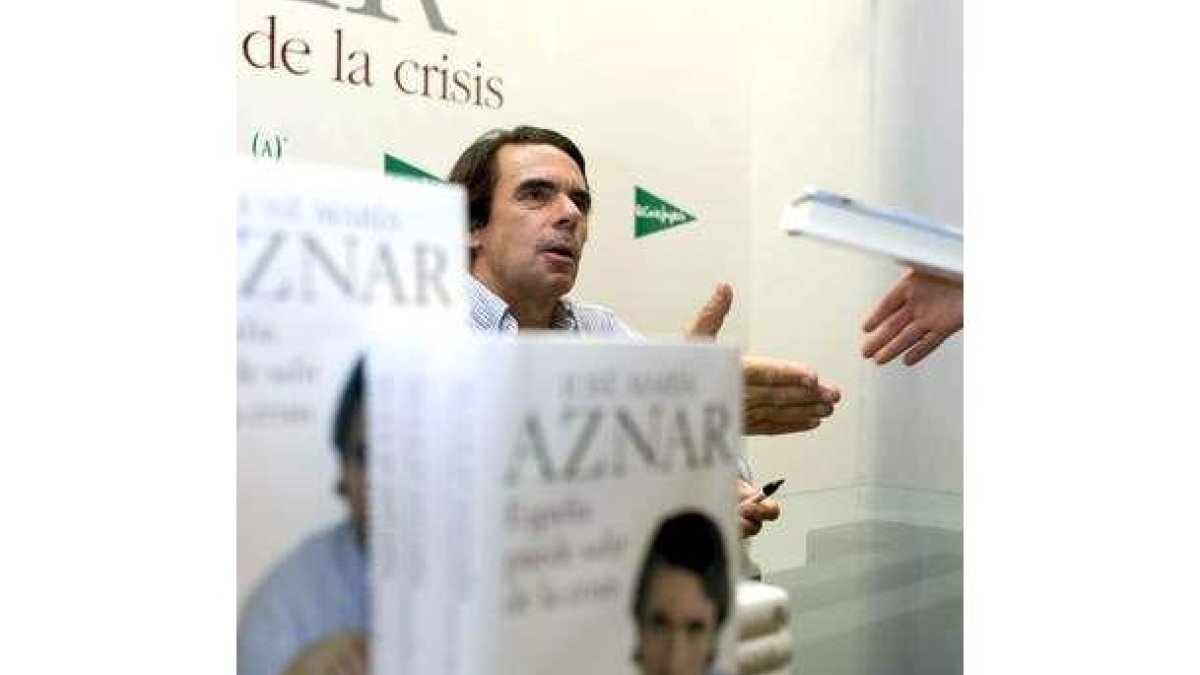 Aznar, en una imagen de archivo, en la firma de su libro.