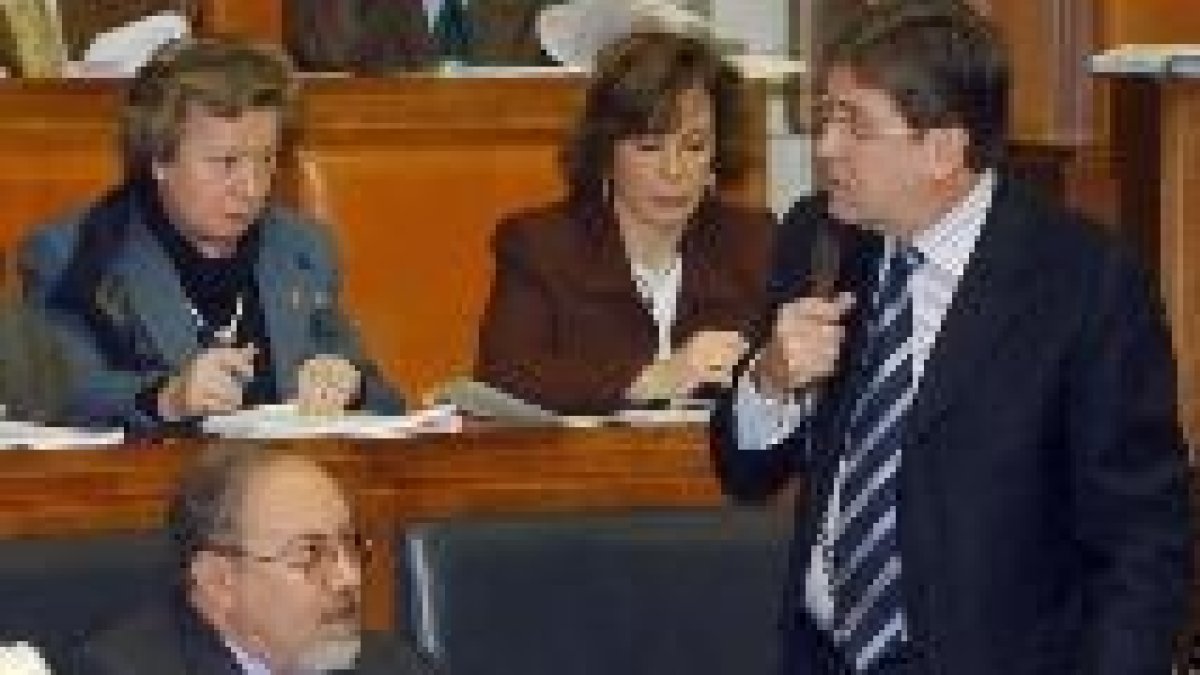 El consejero de Fomento, José Manuel Fernández Santiago, durante su intervención en el pleno de ayer