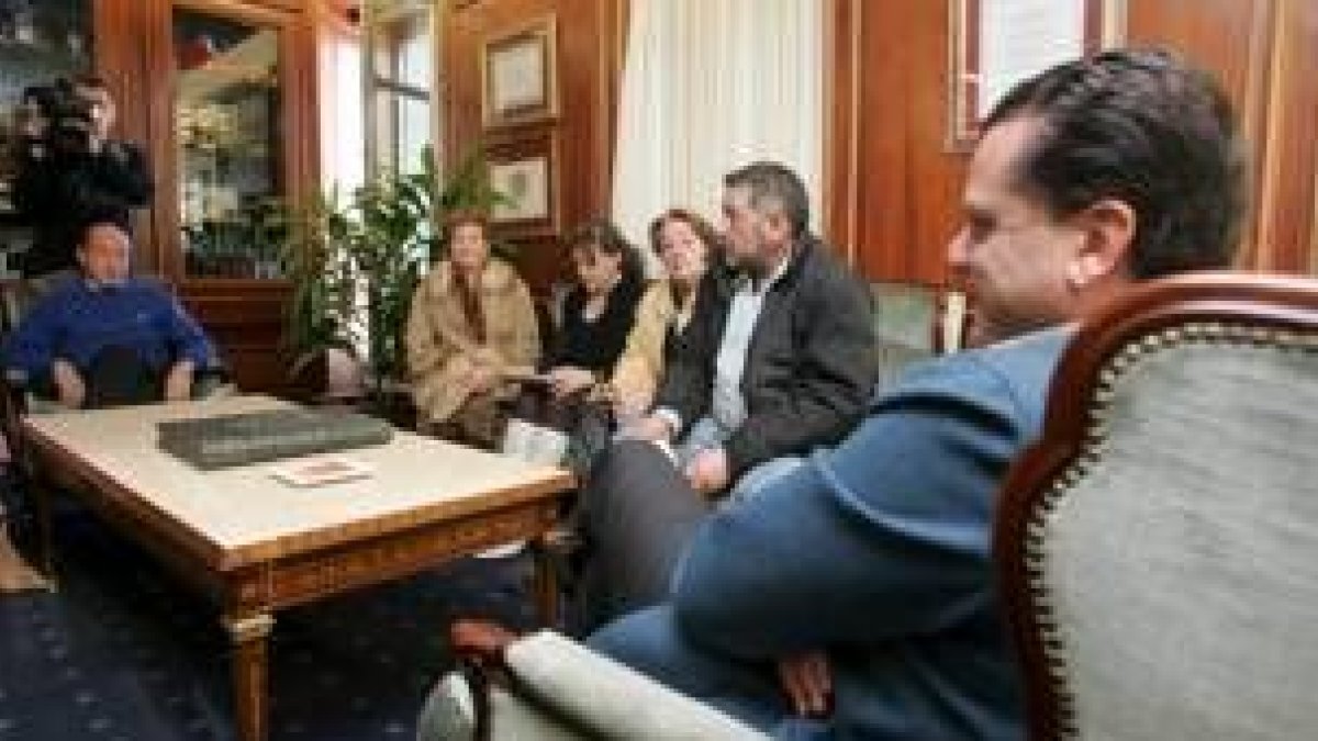 Las asociaciones vecinales de los núcleos afectados por el cruce de Michaisa ayer, con el alcalde