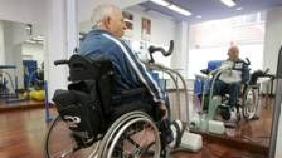 Manuel mueve las piernas en una bicicleta mecánica en su primer día de ejercicio en el gimnasio