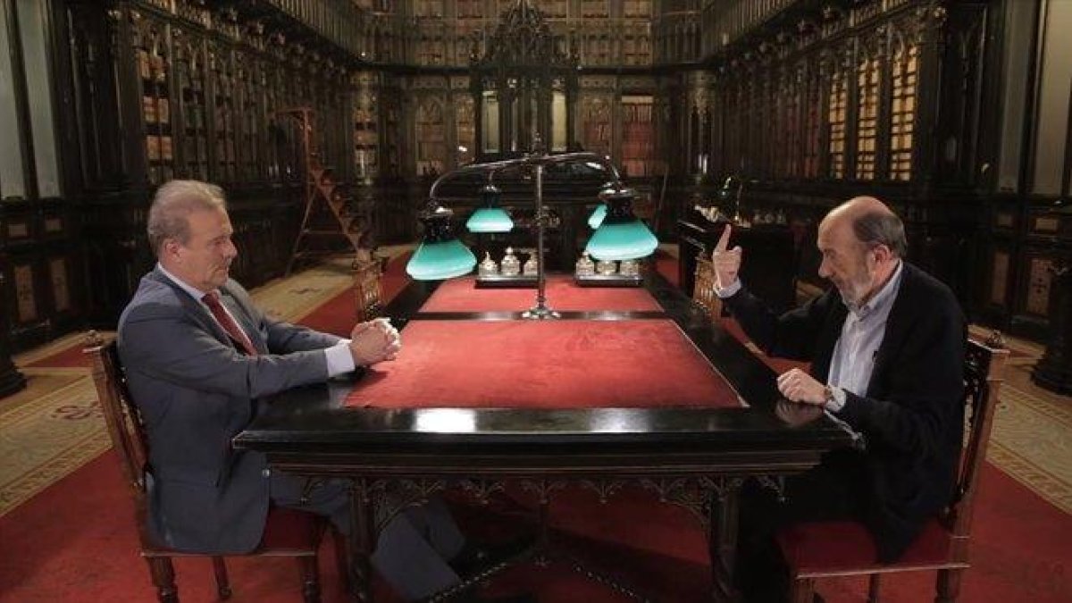 Manuel Campo Vidal y Alfredo Pérez Rubalcaba.