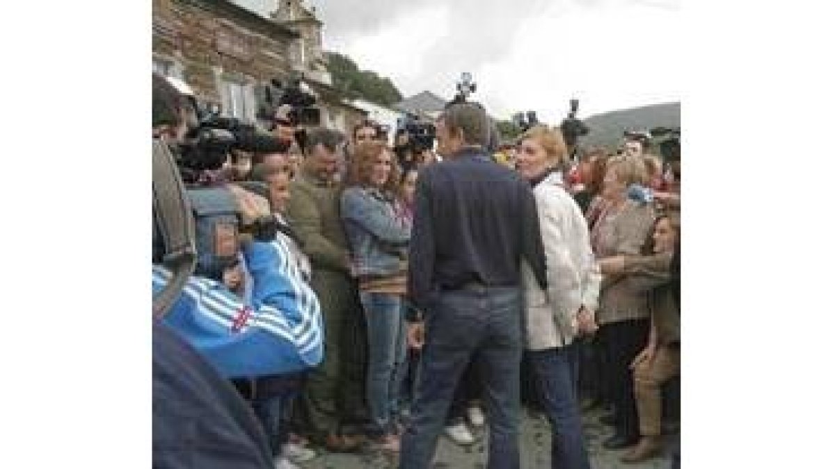 Zapatero posa ante la prensa y los vecinos cogido de la mano de su mujer Sonsoles Espinosa
