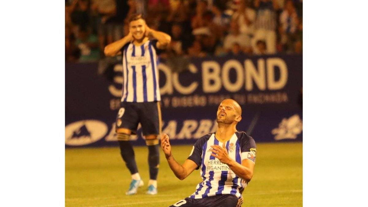 La decepción por el empate era patente en las filas deportivistas tras el choque del sábado. A BARREDO