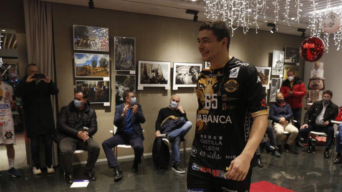 El lema ‘Castilla y León es vida’ luce desde hace semanas en la camiseta del Ademar. FERNANDO OTERO