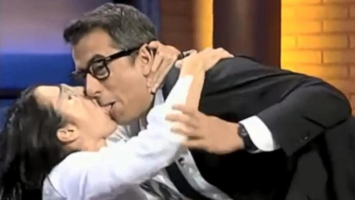 Andreu Buenafuente, en un comprometido momento con la niña de Shrek (Silvia Abril) durante su programa 'Late Motiv' (canal #0). Un ejemplo de 'improvisación' ideada por los guionistas del 'show'.