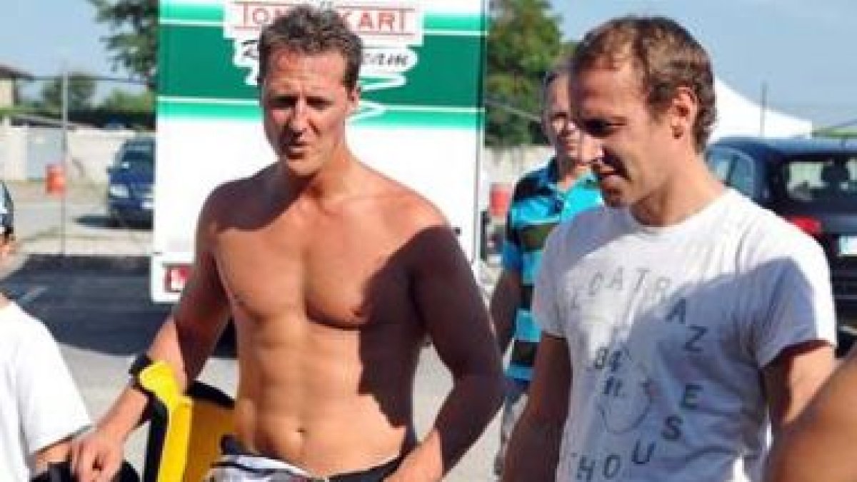 Schumacher junto a Badoer; el primero renuncia y el segundo será el recambio de Massa.