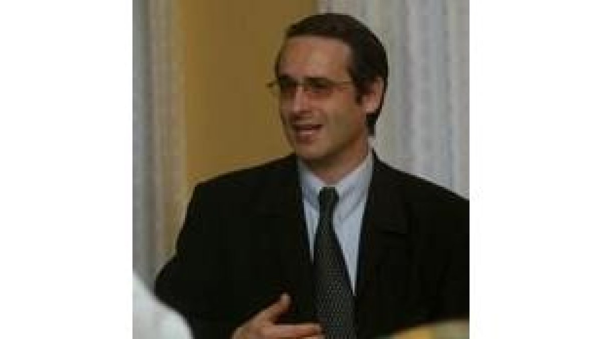 El doctor Enrique Roche durante su intervención ayer