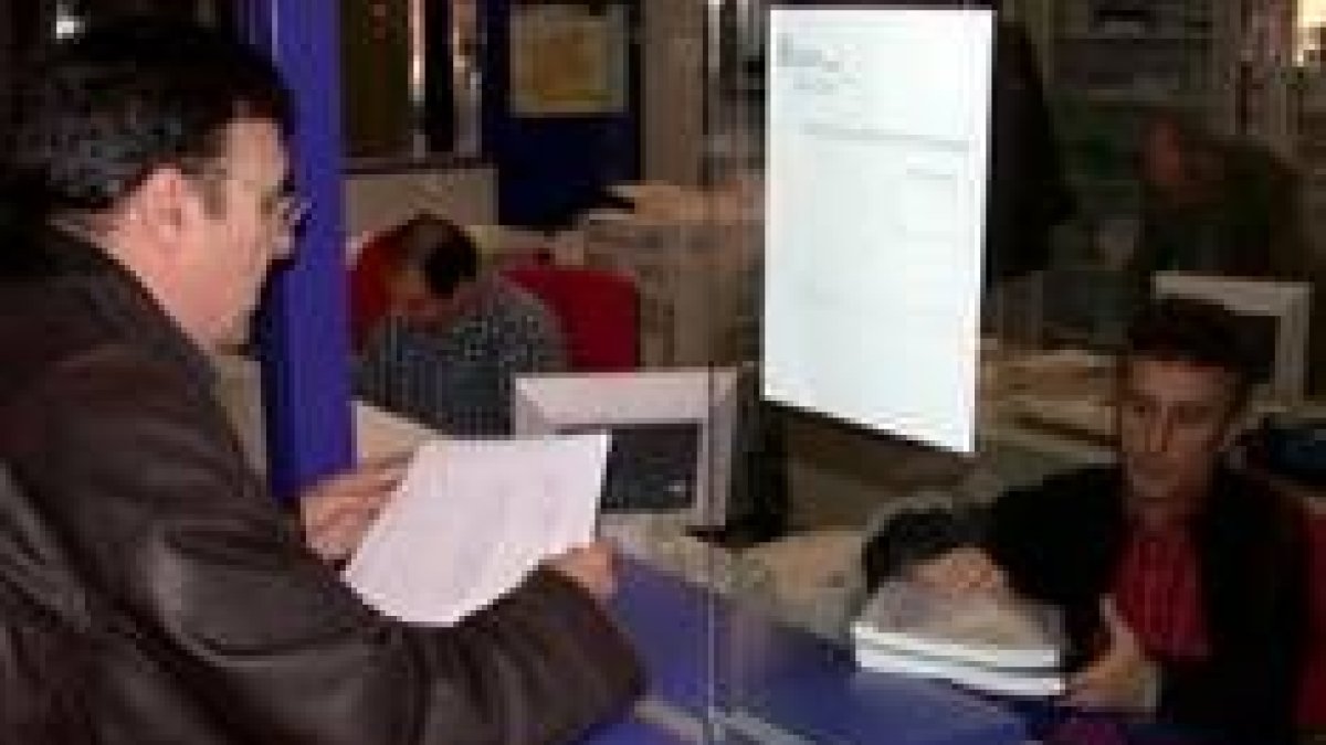 Jesús Álvarez, miembro de la asociación, en el momento de presentar las firmas recogidas en la Junta
