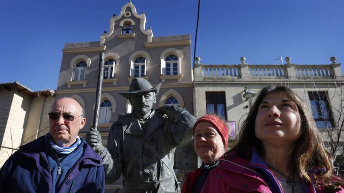 Lino junto a otras peregrinas que también compartieron el camino con Denise frente a la estatura del caminante Sendo