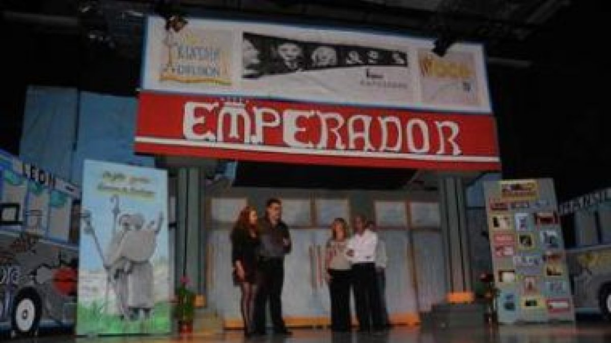 Un instante en la presentación de «Velasco y el Emperador» con un decorado que lo imitaba.