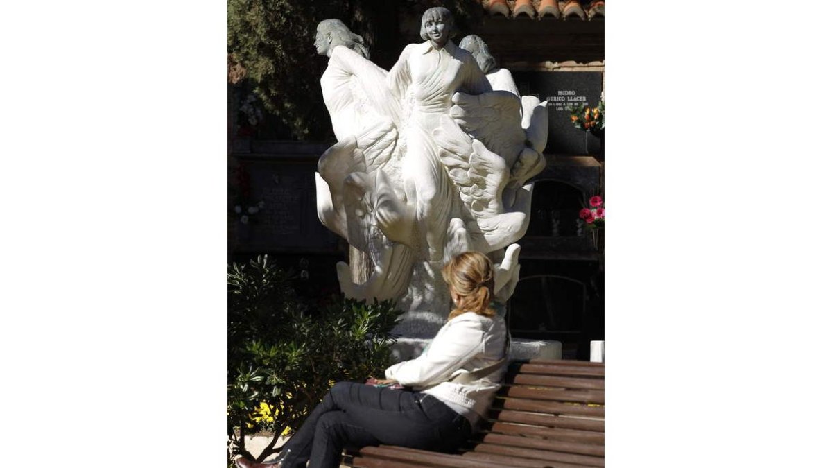 Monolito de Miriam, Toñi y Desirée en el cementerio de Alcasser. JUAN CARLOS CÁRDENAS