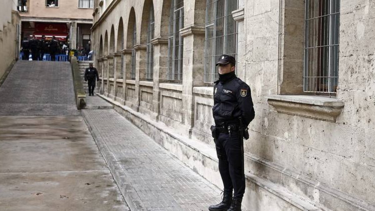 Cuesta de los juzgados de Palma por donde debe bajar la infanta Cristina