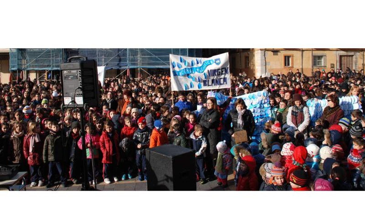 Alumnos de los colegios Leonés, Discípulas, Carmelitas, Teresianas, Virgen Blanca y San Juan de la Cruz celebrando el Día de la Paz en la plaza de la Catedral.