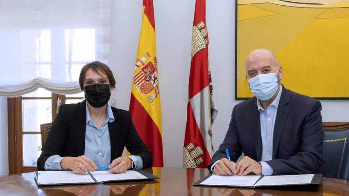Rocío Lucas con Joan Cruz, ayer, en la firma del convenio. J. C. CASTILLO
