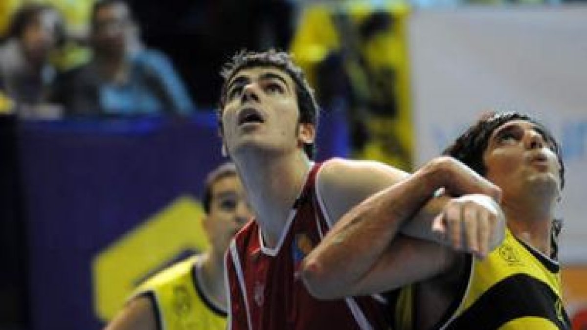 Franco Rocchia intenta taponar al norteamericano de La Laguna, Donaldson.