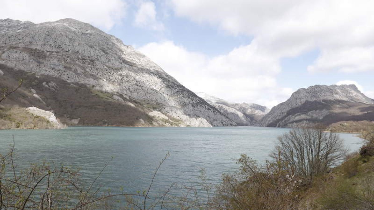 Imagen del pantano de Riaño rodeado de imponentes montañas en la provincia de León. MARCIANO PÉREZ
