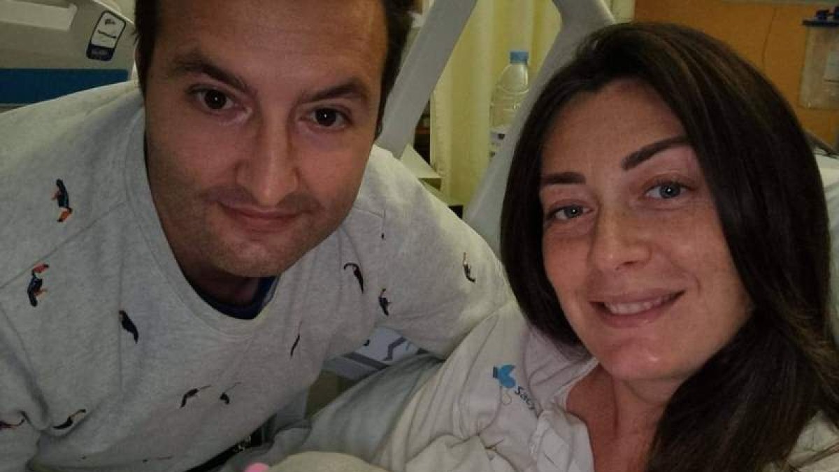 Adriana Novo, en brazos de su madre, Vanesa Fernández, y su padre, Jesús Novo. DL