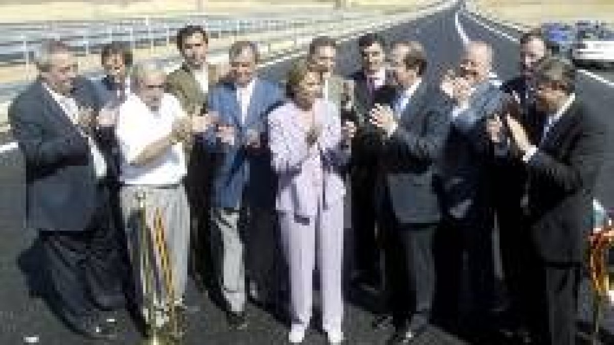 Las autoridades inauguraron ayer un nuevo tramo de la autovía del Duero, en Zamora