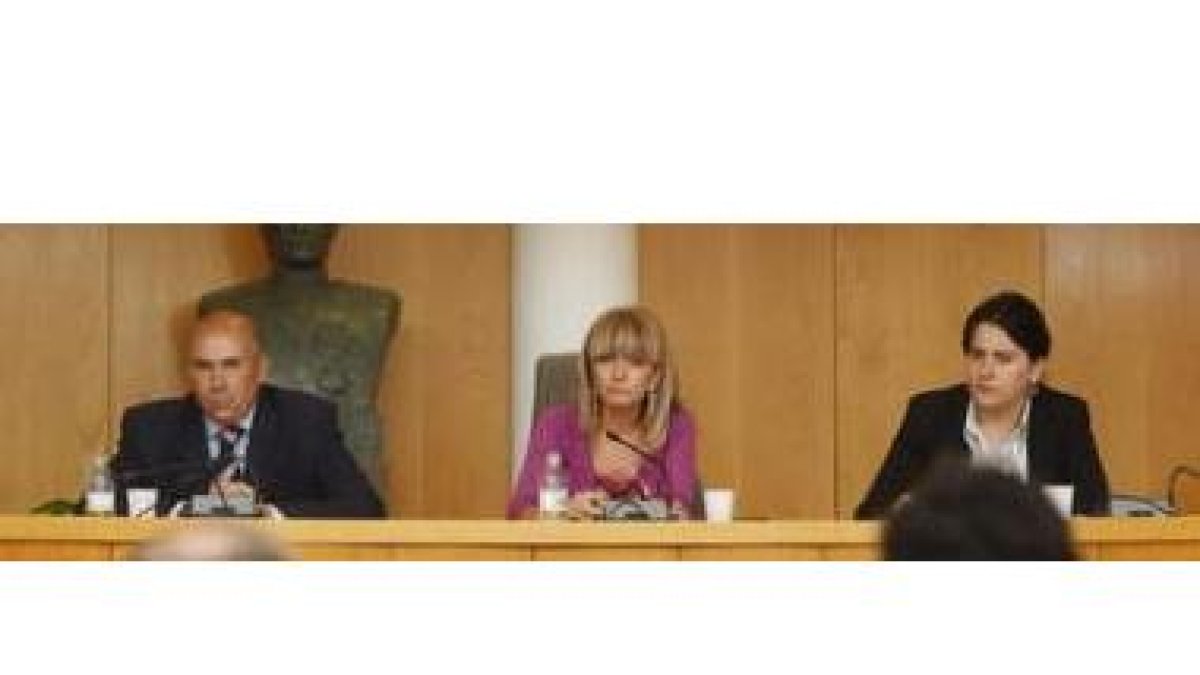 El edil de Urbanismo, Manuel Rubial, la alcaldesa Mª Eugenia Gancedo y la edil de Personal, Patricia