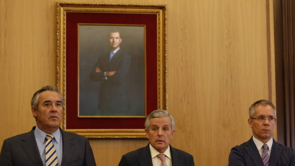 Agustín Rajoy, Emilio Gutiérrez y José María López Benito, ayer durante el Pleno en el que se estrenó el retrato del nuevo rey.
