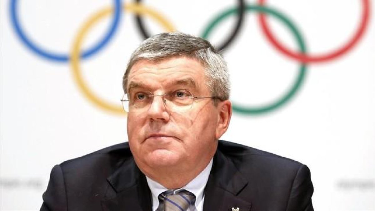 El presidente del COI Thomas Bach durante una conferencia de prensa en Mónaco.