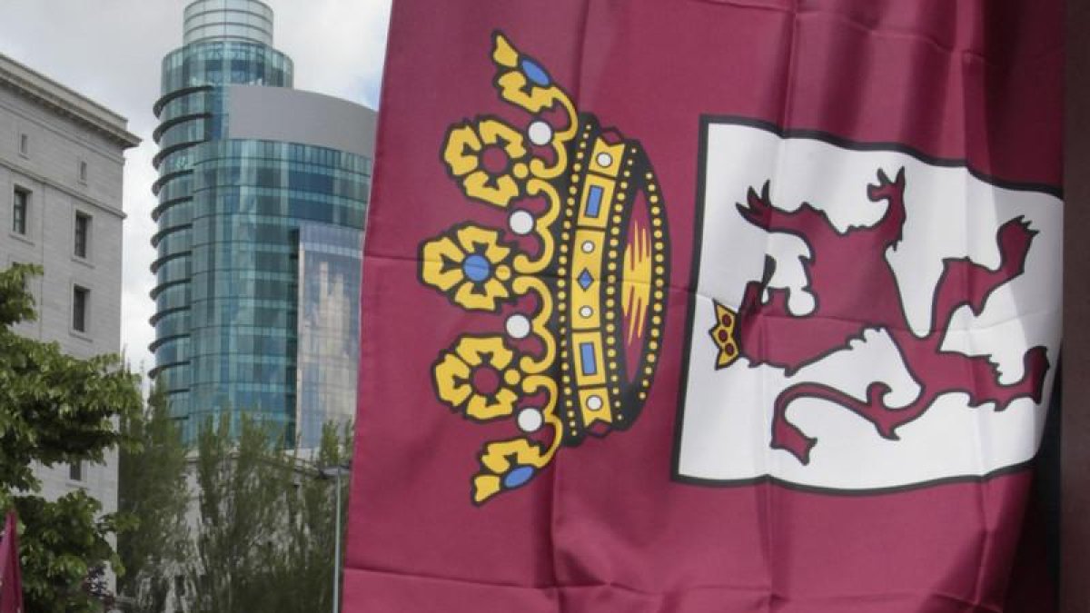 Bandera de León en una protesta leonesista en Madrid.