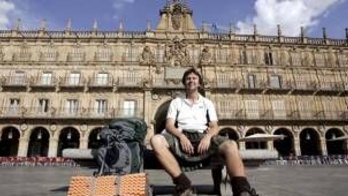 David Nelson, en la plaza Mayor de Salamanca, durante un descanso de su recorrido