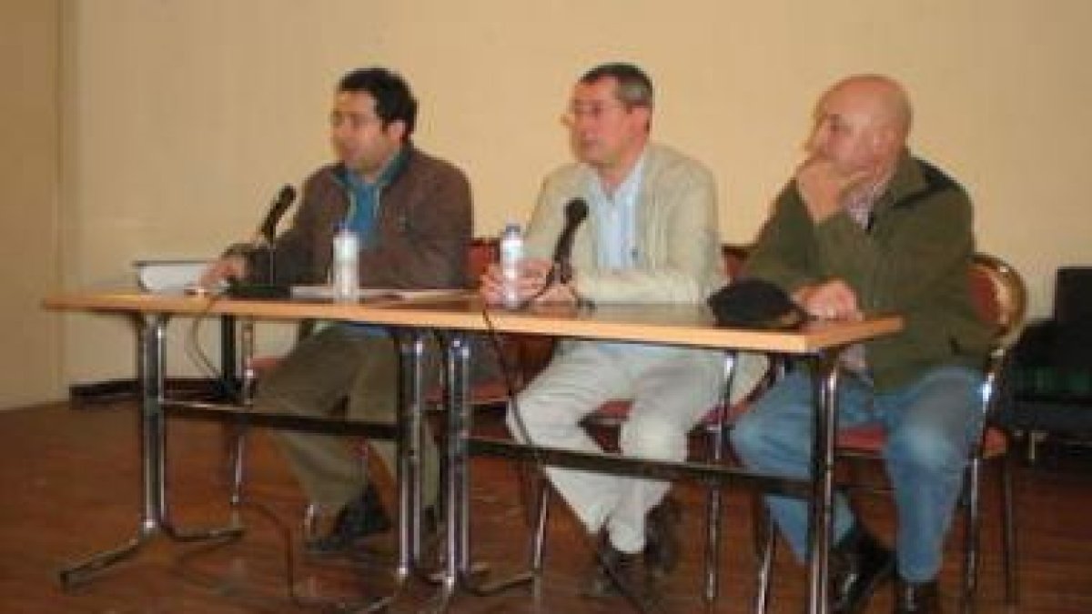 El alcalde, el concejal y el arquitecto, durante la reunión.