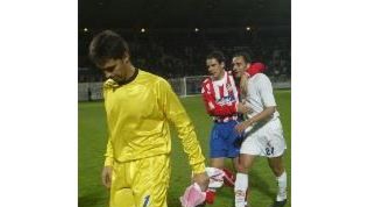 Mario sale abrazado con el atlético García Calvo; en primer plano Rubio