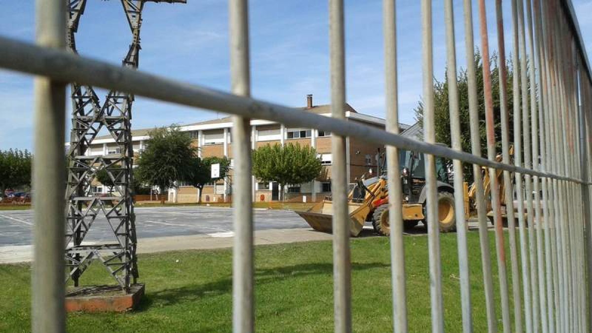 Los trabajos para mejorar la cancha de fútbol sala del IES San Andrés comenzaron esta semana.