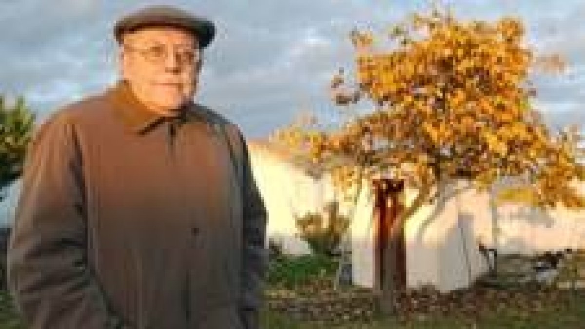 El escritor José Jiménez Lozano en su casa de Alcazarén, en Valladolid.