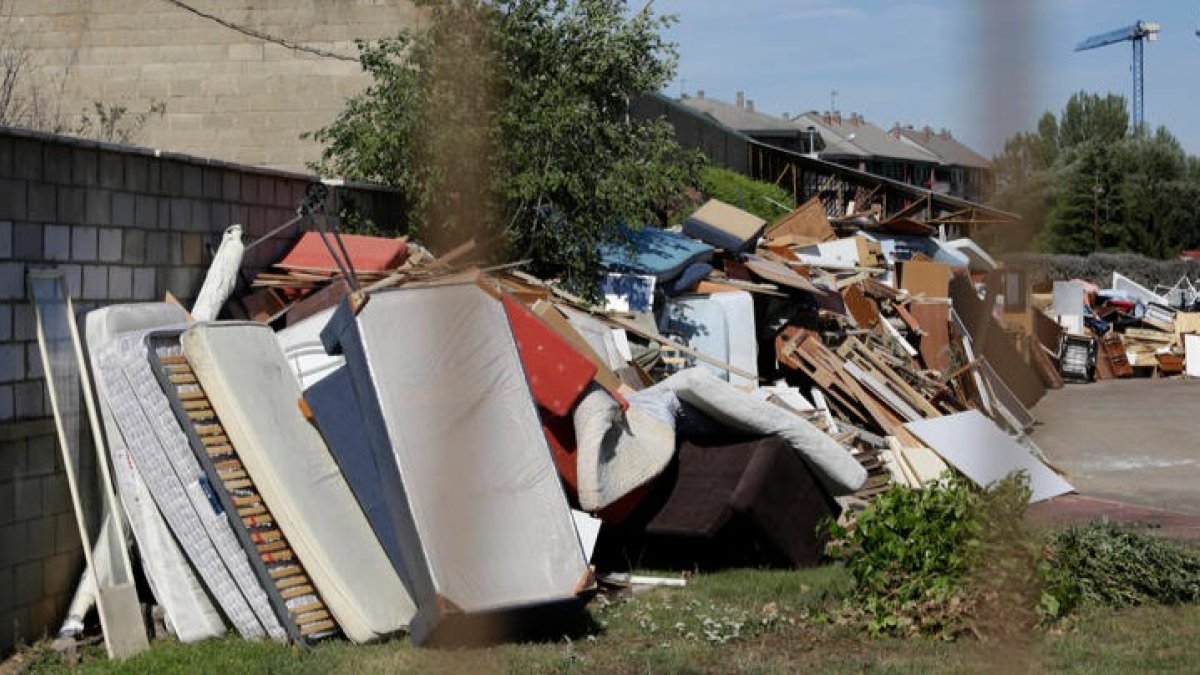 Junto con la zona más conflictiva de colchones y electrodomésticos, otro sector acumula cajas, deshechos, juguetes y sofás. FERNANDO OTERO