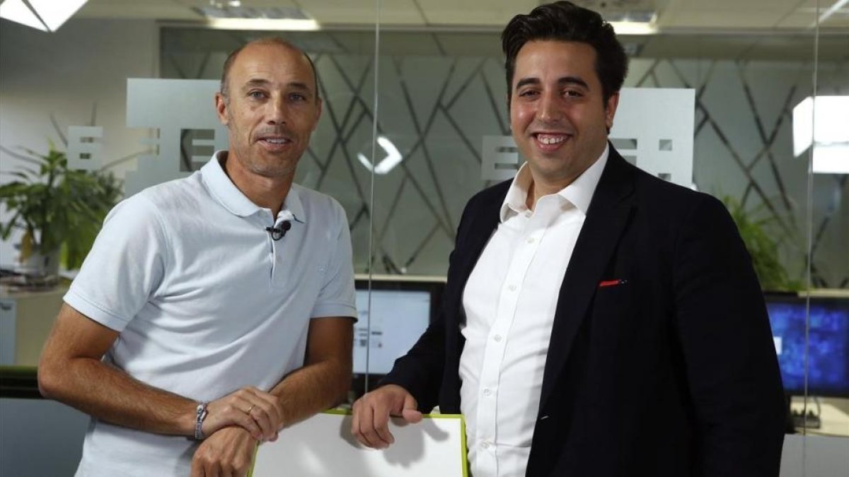 Jonathan Praena, presidente del Fuenlabrada, a la derecha, junto a Antonio Calderón, entrenador del equipo.
