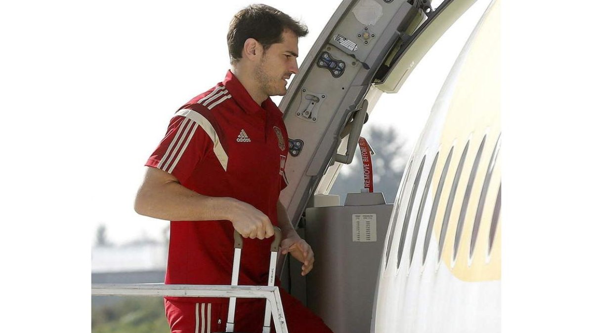 Casillas subiendo al avión que le transportó a Luxemburgo