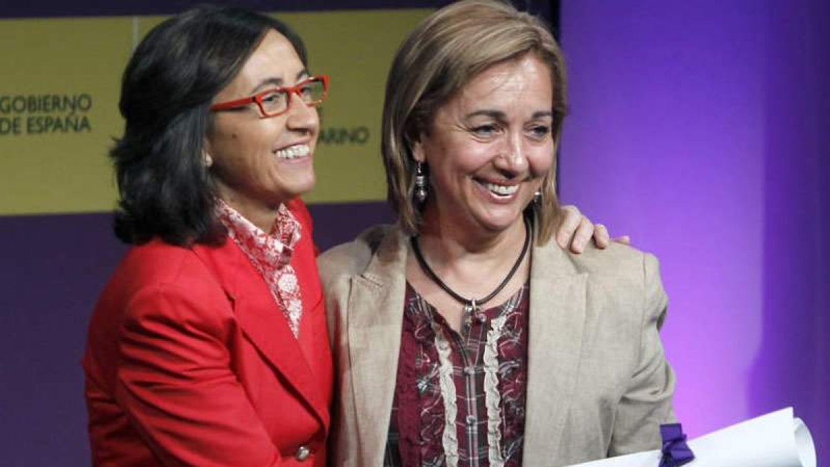 Rosa Aguilar entrega el premio a Marisa Rodríguez.